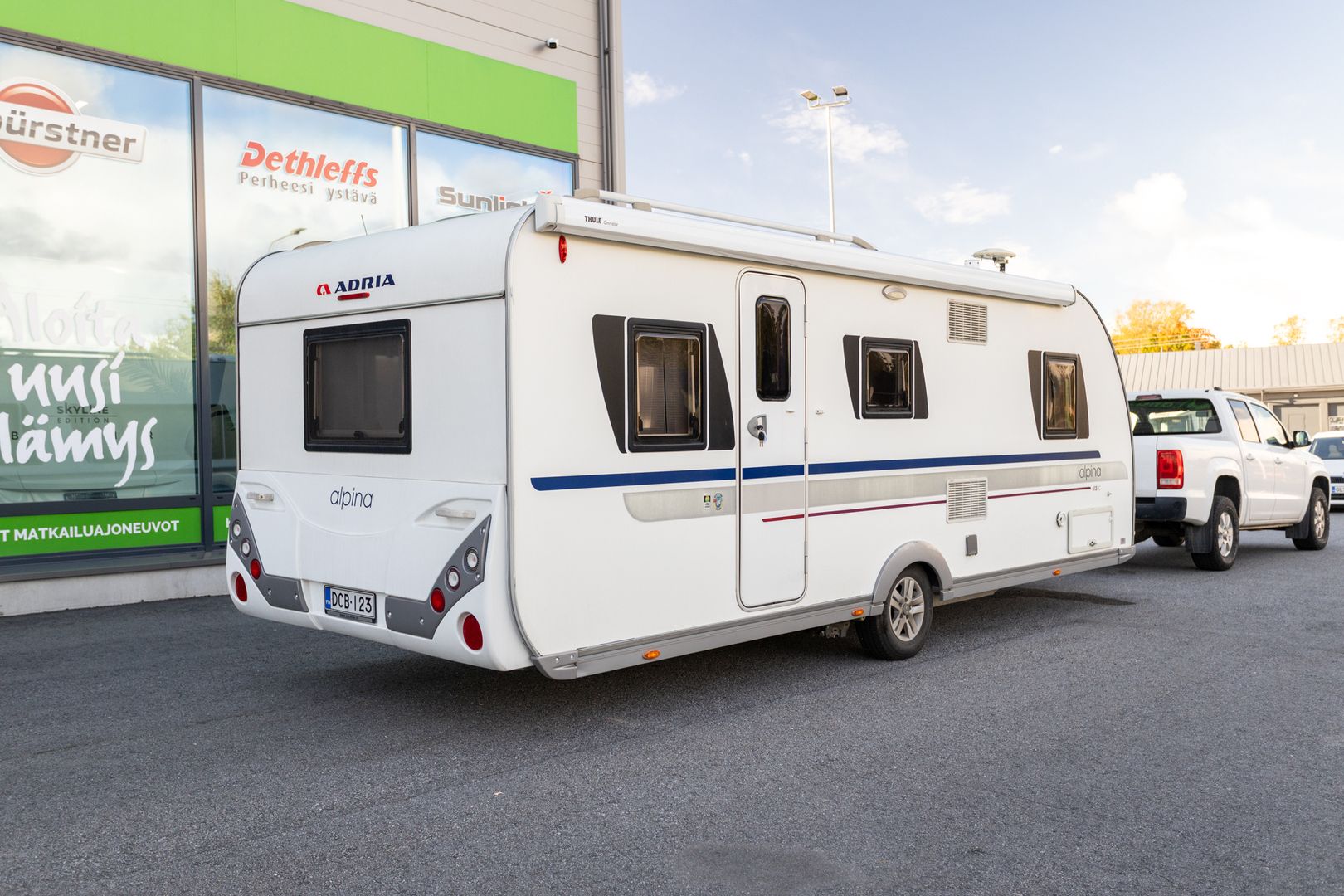 Kuva 2, Adria Alpina 613 PC ** ALDE (KAASU/SÄHKÖ), NOJATUOLIT, PITKITTÄINEN PARIVUODE **