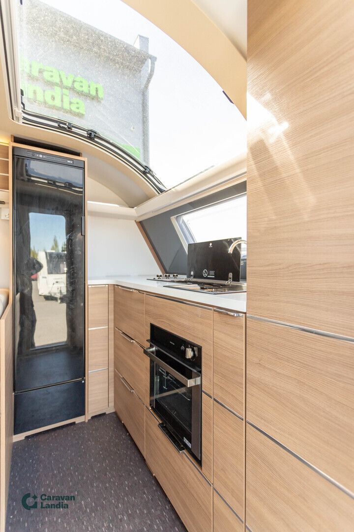 Kuva 8, Adria Adora 613 HT ** ALDE, ERILLISVUOTEET, ETUKEITTIÖ, MOVER **