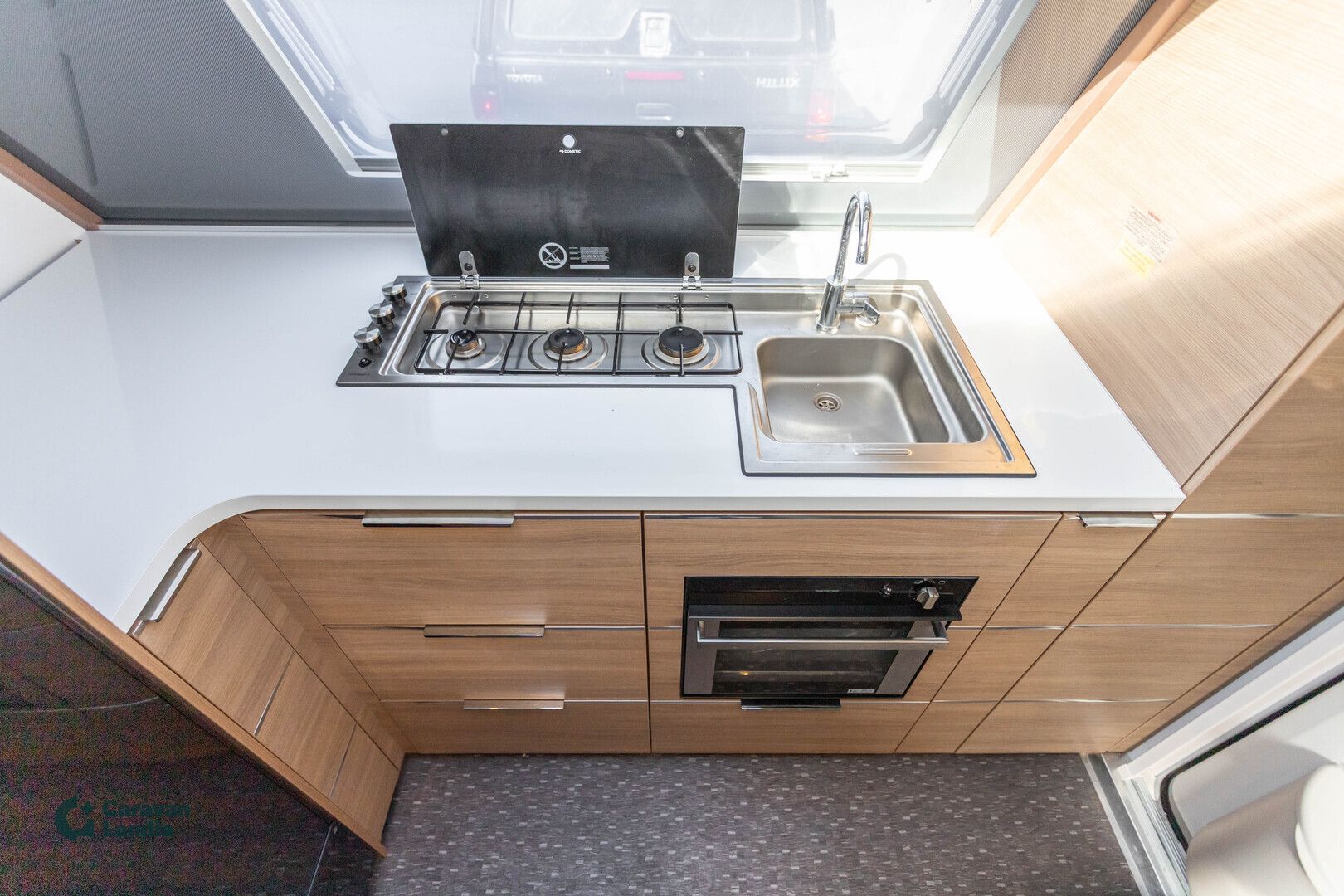 Kuva 9, Adria Adora 613 HT ** ALDE, ERILLISVUOTEET, ETUKEITTIÖ, MOVER **