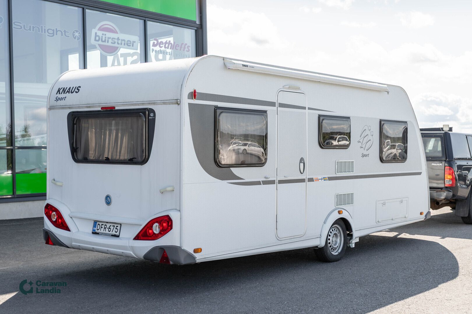 Kuva 2, Knaus Sport 500 EU ** TRUMA-SÄHKÖPATRUUNA, ERILLISVUOTEET, ISO-PÖYTÄRYHMÄ **