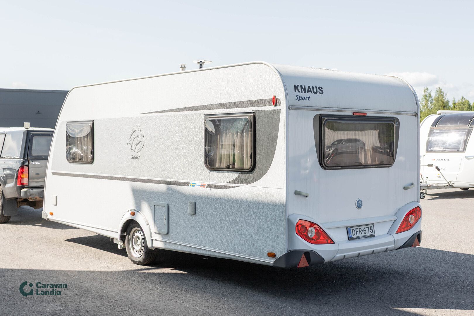 Kuva 3, Knaus Sport 500 EU ** TRUMA-SÄHKÖPATRUUNA, ERILLISVUOTEET, ISO-PÖYTÄRYHMÄ **