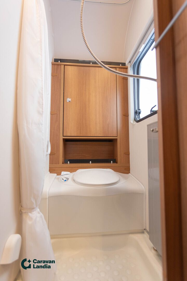 Dethleffs NOMAD 730 FKR ** ALDE, KERROSVUODE, AURINKOPANEELI **, kuva 17