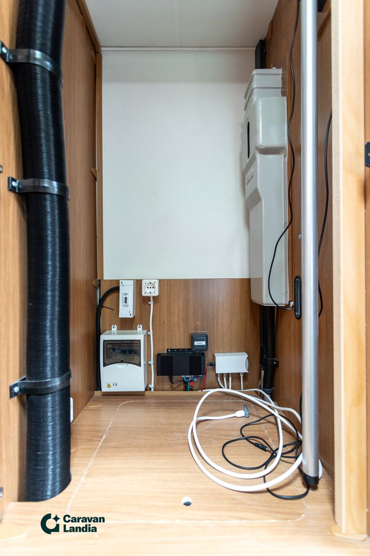 Kuva 29, Dethleffs Nomad 730 FKR **  ALDE (KAASU/SÄHKÖ), 2-KERROSVUODE, AURINKOPANEELI **