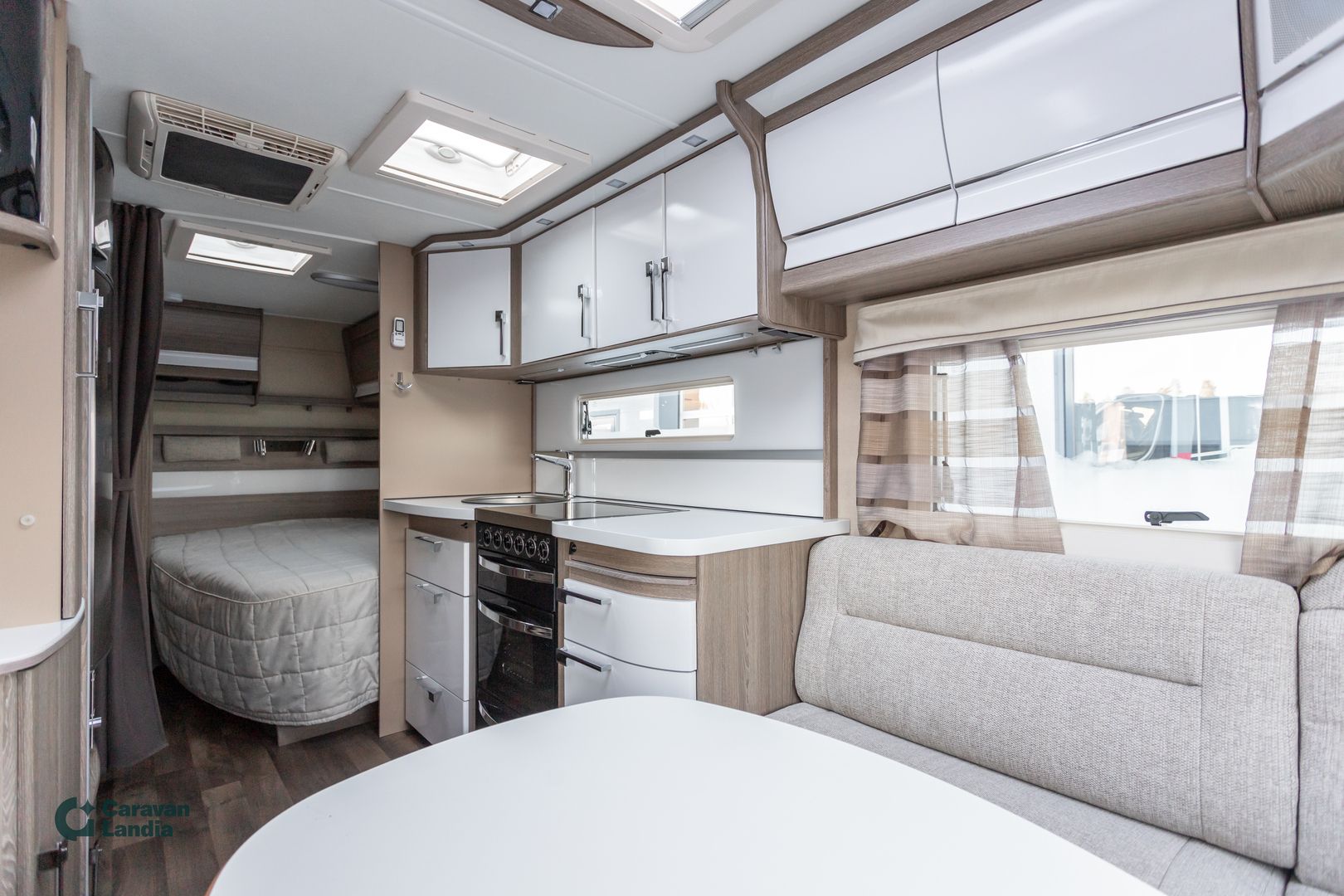 Kuva 7, Kabe Royal 520 XL ** ALDE, PITKITTÄINEN-PARIVUODE, MOVER, 2X ILMASTOINTI, KAASU-UUNI **