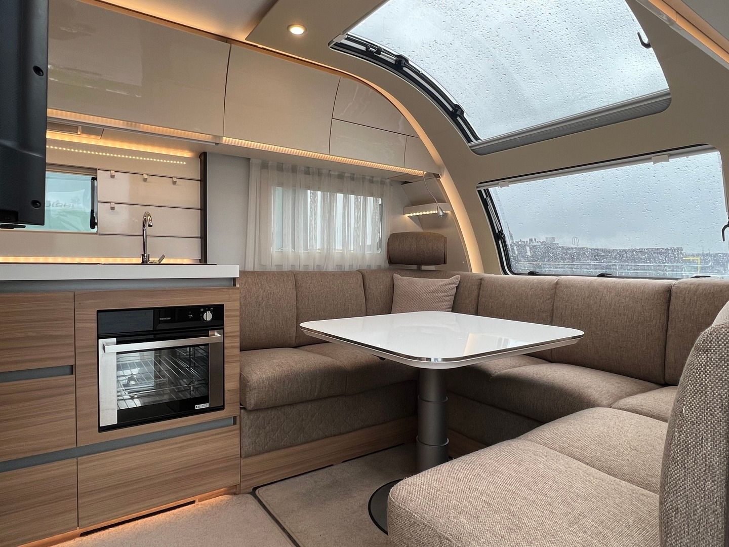 Kuva 6, Adria Alpina 763 UK 763 UK ** ALDE, ILMASTOINTI, KERROSVUODE **