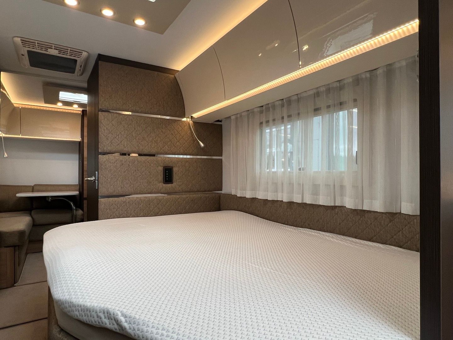 Kuva 9, Adria Alpina 763 UK 763 UK ** ALDE, ILMASTOINTI, KERROSVUODE **