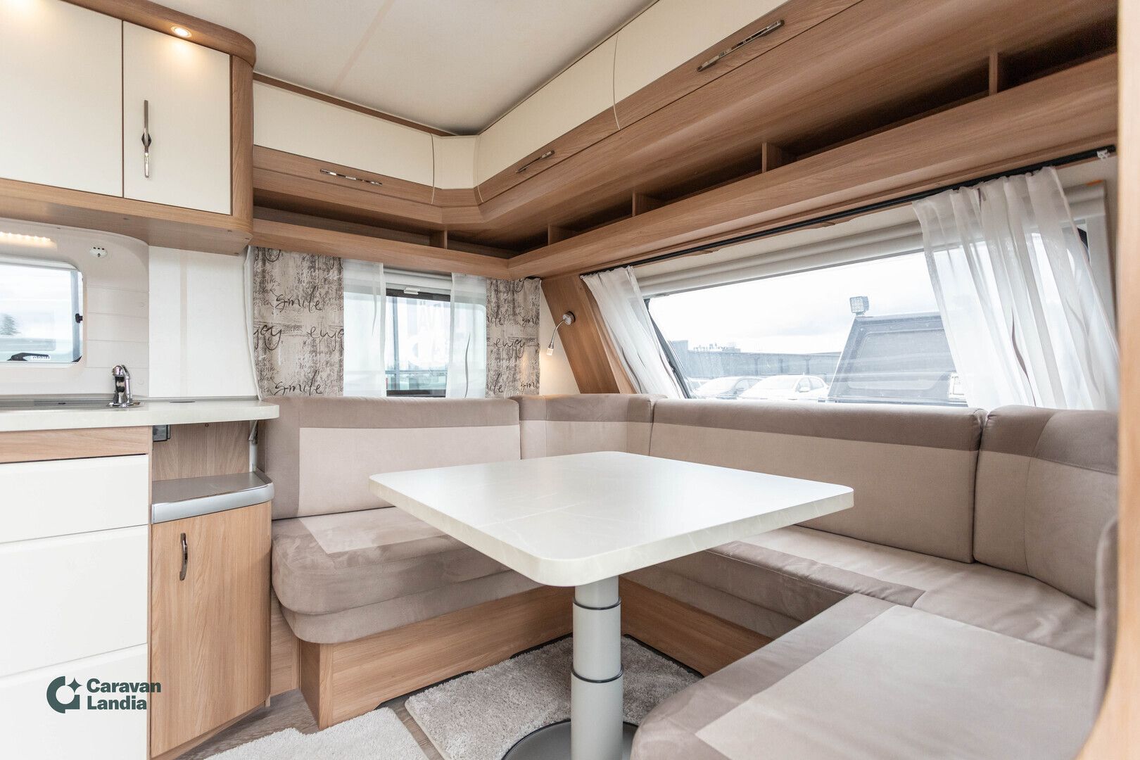Kuva 8, Hobby 650 KFU Deluxe ** ALDE, PITKITTÄINEN-PARIVUODE, ISO-PÖYTÄRYHMÄ **