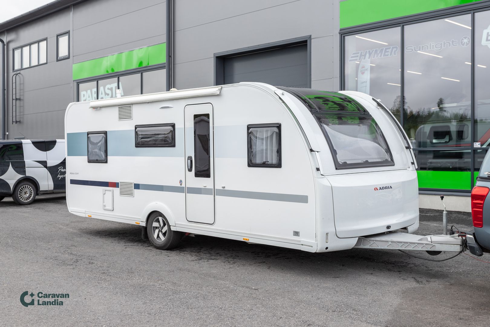 Kuva 1, Adria Adora 573 PT ** ALDE, PARIVUODE, 3-KERROSVUODE, ISO-PÖYTÄRYHMÄ **