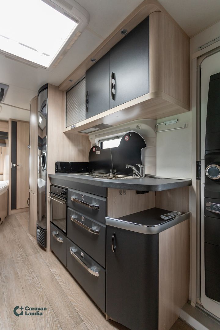 Kuva 8, Hobby 650 KMFe Deluxe ** ALDE, PITKITTÄINEN-PARIVUODE, 3-KERROSVUODE, ILMASTOINTI **