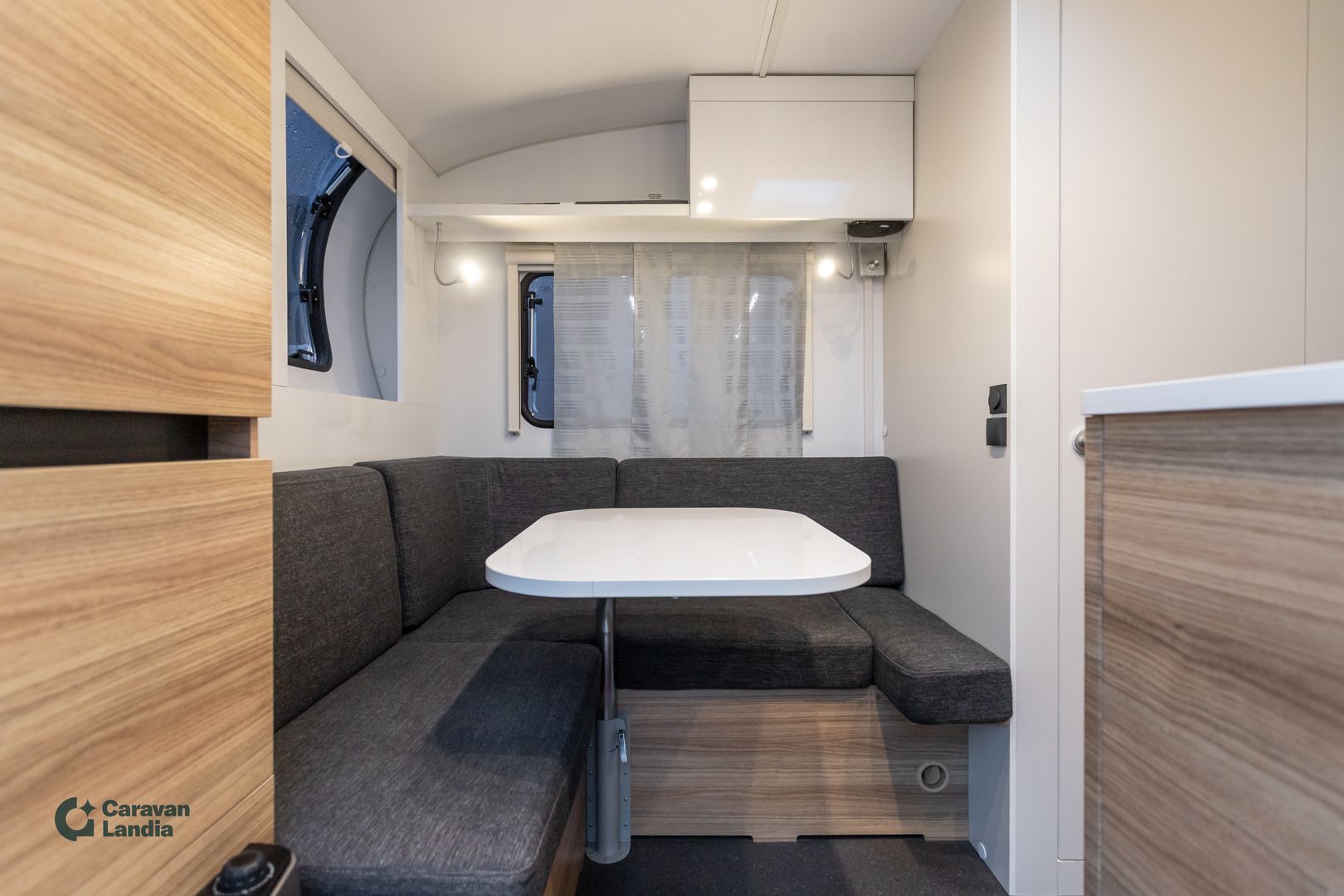 Kuva 6, Adria Action 391 PD ** TRUMA-SÄHKÖPATRUUNA, L-ISTUINRYHMÄ, PARIVUODE **