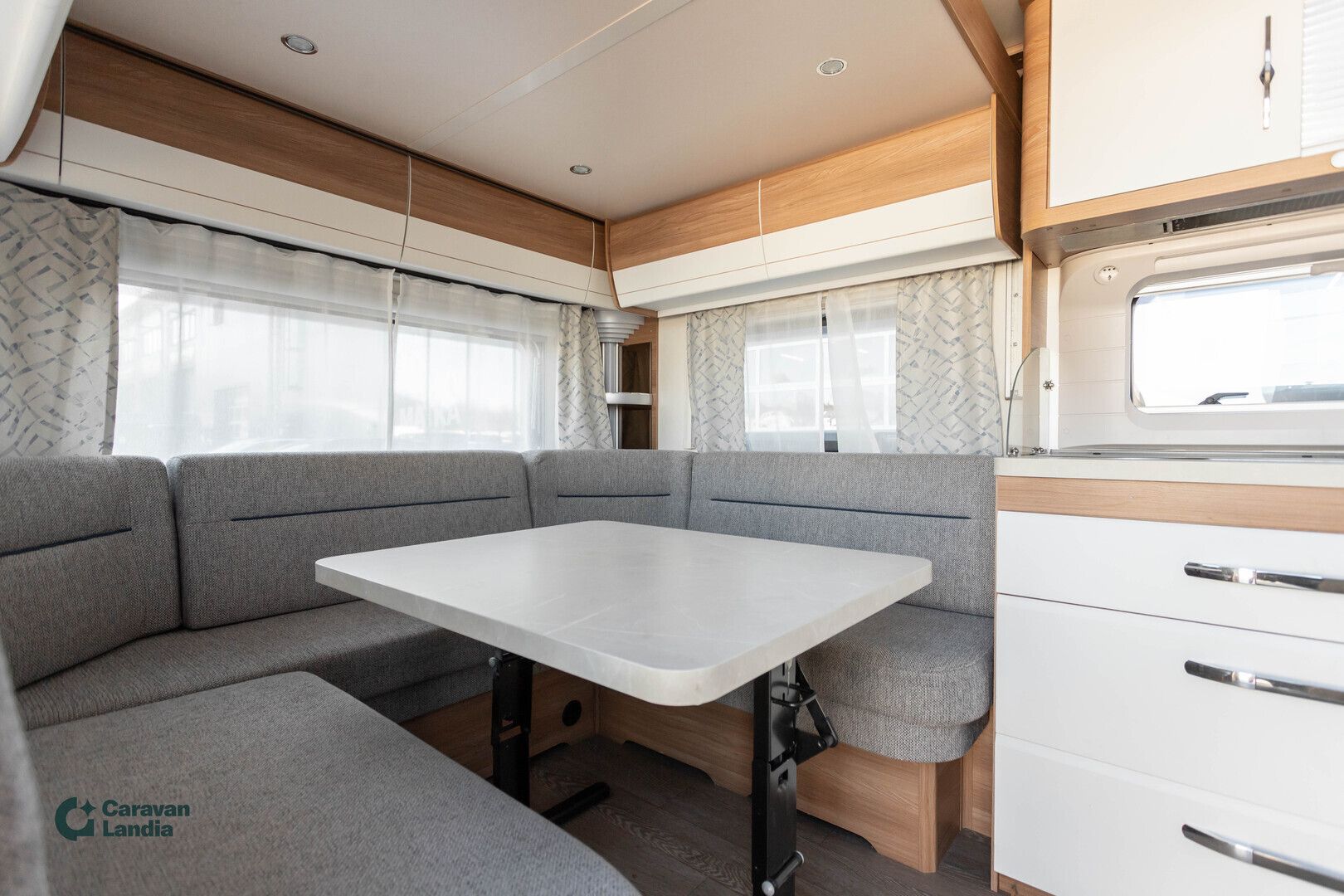 Kuva 9, Hobby Deluxe 515 UHL ** TRUMA-SÄHKÖPATRUUNA, ERILLISVUOTEET, HUBBET-YLÄVUODE **