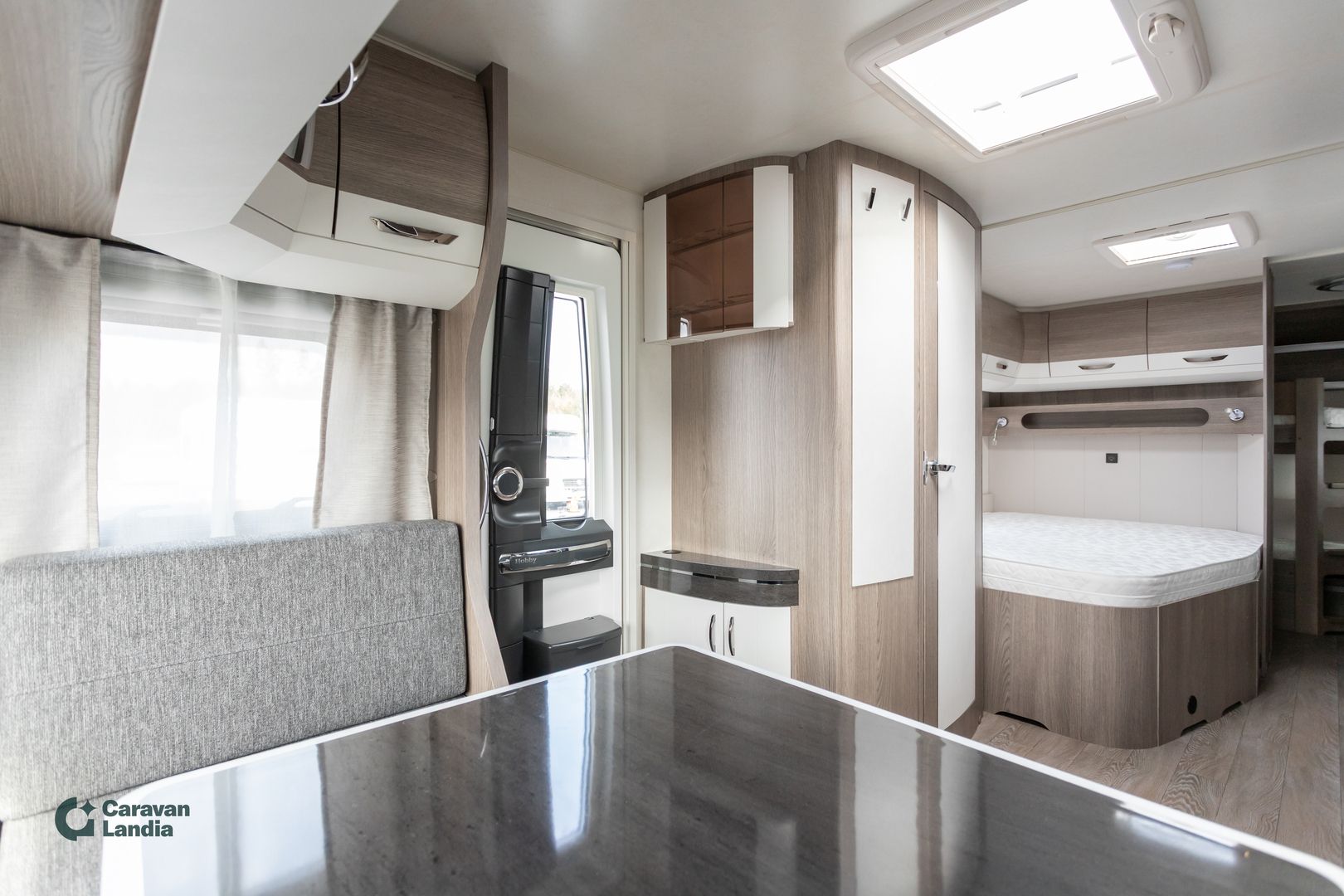 Kuva 6, Hobby 650 KFU Prestige ** ALDE, PITKITTÄINEN-PARIVUODE, KERROSSÄNKY **
