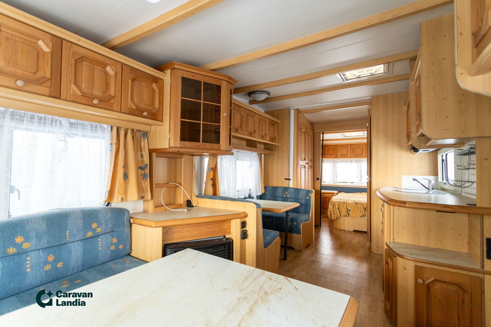 Kuva 8, Hobby 750 UMF Landhaus ** TRUMA, PITKITTÄINEN PARIVUODE, 2XISTUINRYHMÄ **