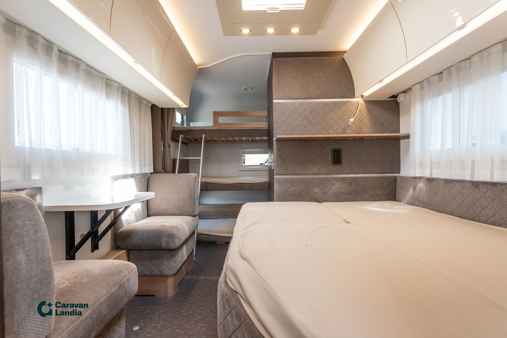 Kuva 10, Adria Alpina 753 HK ** ALDE, PITKITTÄINEN-PARIVUODE, KERROSSÄNKY, ETUKEITTIÖ **