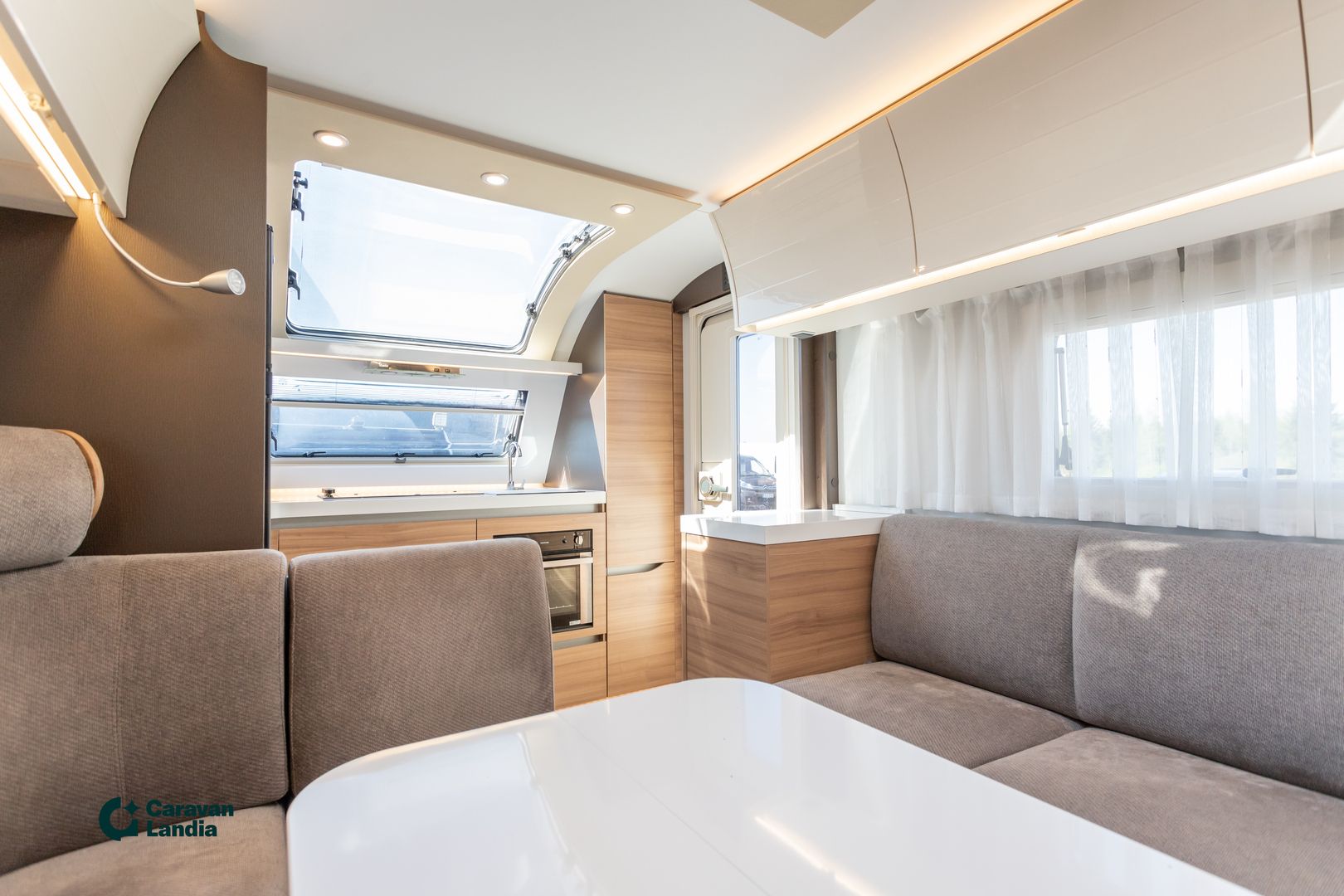 Kuva 7, Adria Alpina 753 HK ** ALDE, PITKITTÄINEN-PARIVUODE, KERROSSÄNKY, ETUKEITTIÖ **