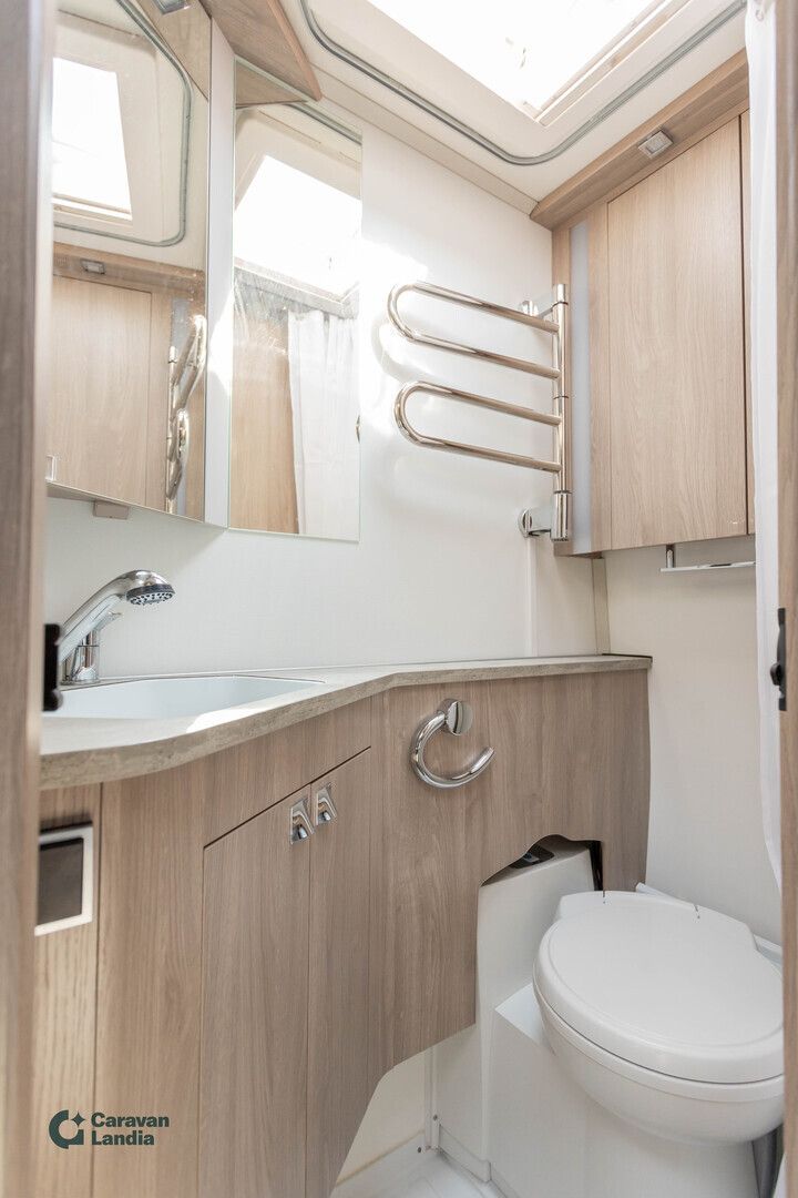 Kuva 13, Kabe Smaragd 520 XL ** ALDE, PITKITTÄINEN-PARIVUODE, ISO-PÖYTÄRYHMÄ **