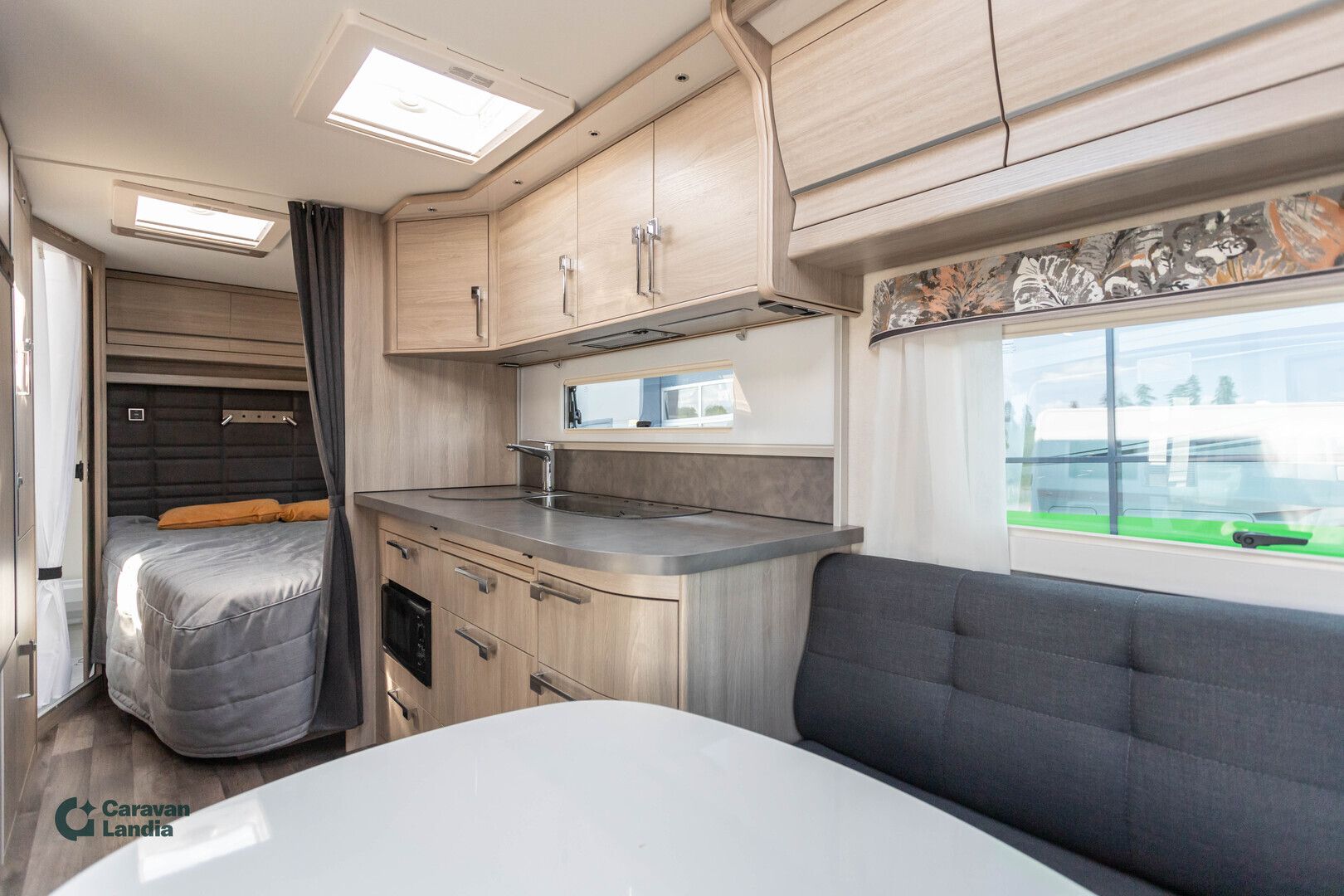 Kuva 8, Kabe Smaragd 520 XL ** ALDE, PITKITTÄINEN-PARIVUODE, ISO-PÖYTÄRYHMÄ **