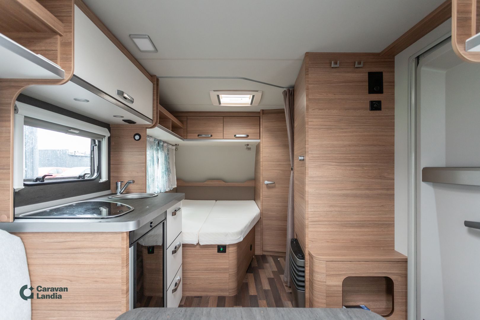 Kuva 6, Weinsberg CaraOne 450 FU ** TRUMA-SÄHKÖPATRUUNA, PITKITTÄINEN-PARIVUODE, ISO-PÖYTÄRYHMÄ **