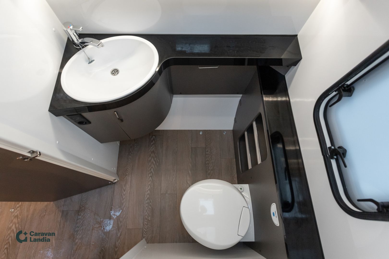 Kuva 13, Hobby 460 SL Excellent ** TRUMA-SÄHKÖPATRUUNA, ERILLISVUOTEET, ILMASTOINTI **