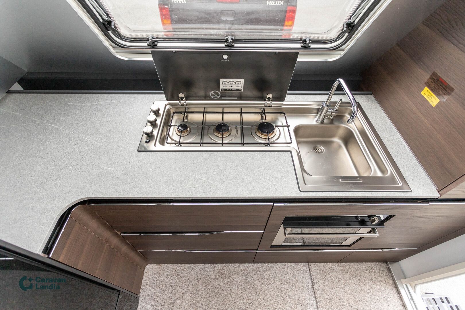 Kuva 10, Adria Alpina 903 HT ** ALDE, SAAREKEVUODE, KERROSSÄNKY, ETUKEITTIÖ **