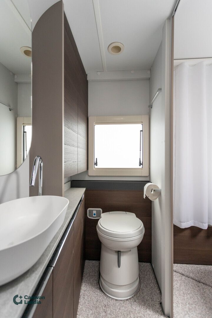 Kuva 14, Adria Alpina 903 HT ** ALDE, SAAREKEVUODE, KERROSSÄNKY, ETUKEITTIÖ **