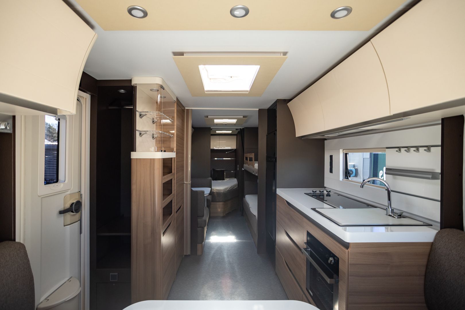 Kuva 6, Adria Alpina 753 UT ** LAADUKAS TALVIVAUNU, ALDE (KAASU/SÄHKÖ), KERROSVUOTEET **