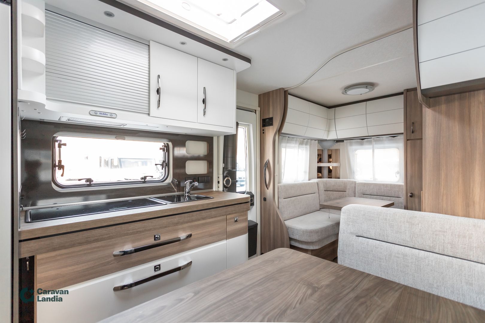 Hobby Excellent 650 KMFe ** TRUMA, PITKITTÄINEN-PARIVUODE, KERROSSÄNKY, 2X ISTUINRYHMÄ **, kuva 8