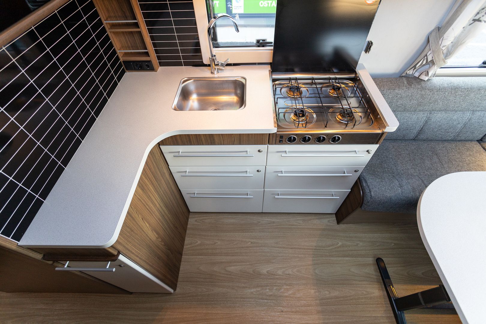 Kuva 12, Polar 560 TDB ** ALDE (KAASU/SÄHKÖ), L-KEITTIÖ, HARVINAINEN LAYOUT **