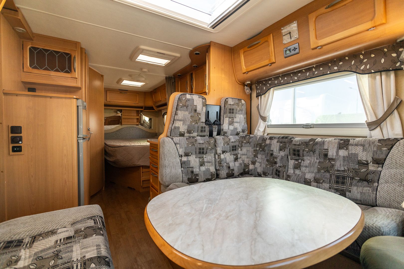 Kuva 10, Kabe Travel Master WL 2.8 JTD 128hv  ** OHJAAMOILMASTOINTI, ALDE (KAASU/SÄHKÖ), PITKITTÄINEN PARIVUODE **