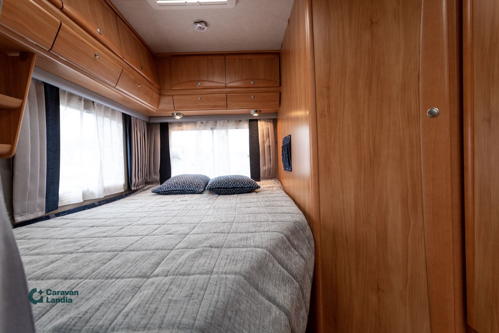 Kuva 12, Adria IZOLA 687 SP 2.5 dCI 115hv ** TRUMA-SÄHKÖPATRUUNA, KAASU-UUNI **