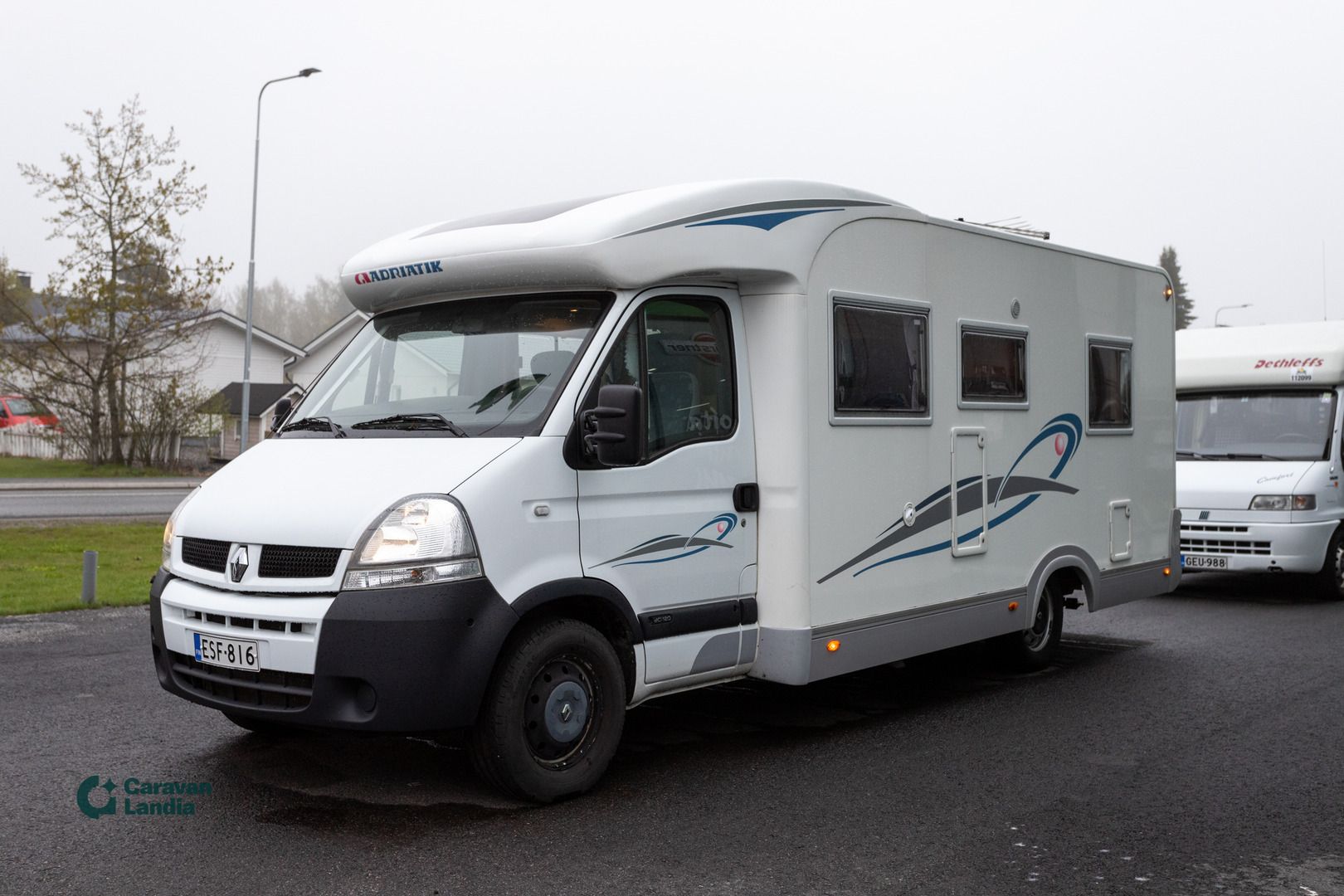 Kuva 5, Adria IZOLA 687 SP 2.5 dCI 115hv ** TRUMA-SÄHKÖPATRUUNA, KAASU-UUNI **