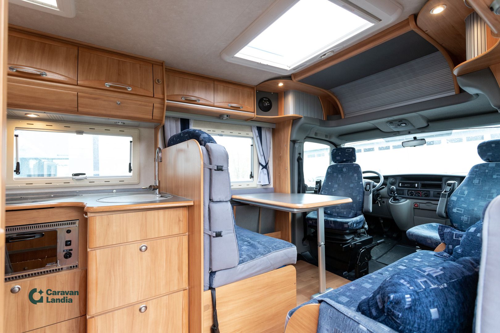 Kuva 9, Adria IZOLA 687 SP 2.5 dCI 115hv ** TRUMA-SÄHKÖPATRUUNA, KAASU-UUNI **