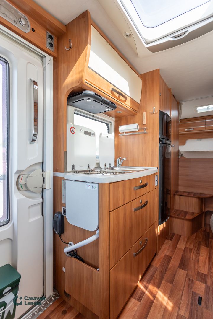 Kuva 8, Hymer Exis 644 2.3 Mjet 150hv ** TRUMA-SÄHKÖPATRUUNA, PARIVUODE, HUBBET-YLÄVUODE, MARKIISI **