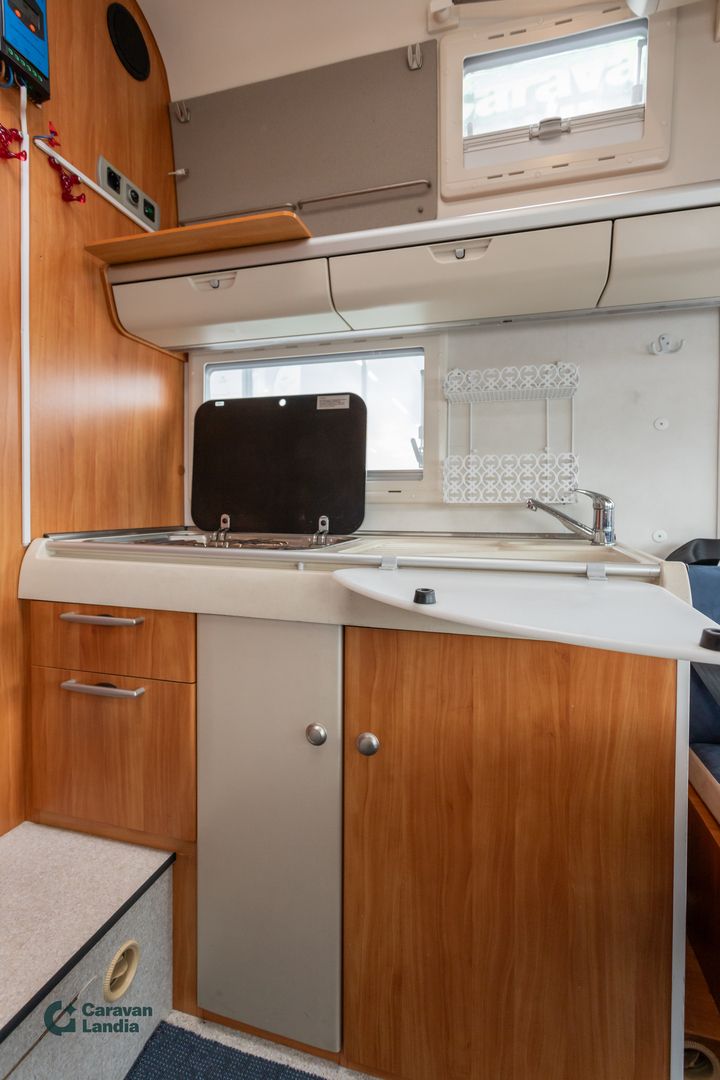 Kuva 8, Hymer Exsis 320 2.8 JTD 130hv ** TRUMA, YLÄVUODE, ISO-PÖYTÄRYHMÄ, TAKA-WC **