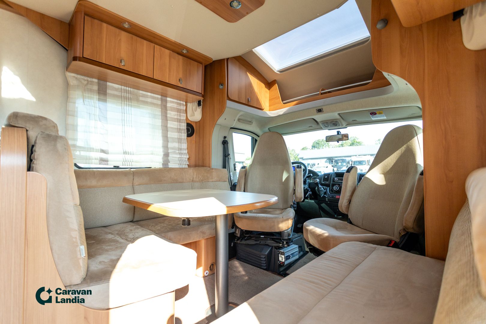 Kuva 8, Hymer T 674 CL 2.3 Mjet 130hv ** WEBASTO, TRUMA (KAASU/SÄHKÖ), ERILLISVUOTEET, HUBBET LASKUVUODE **
