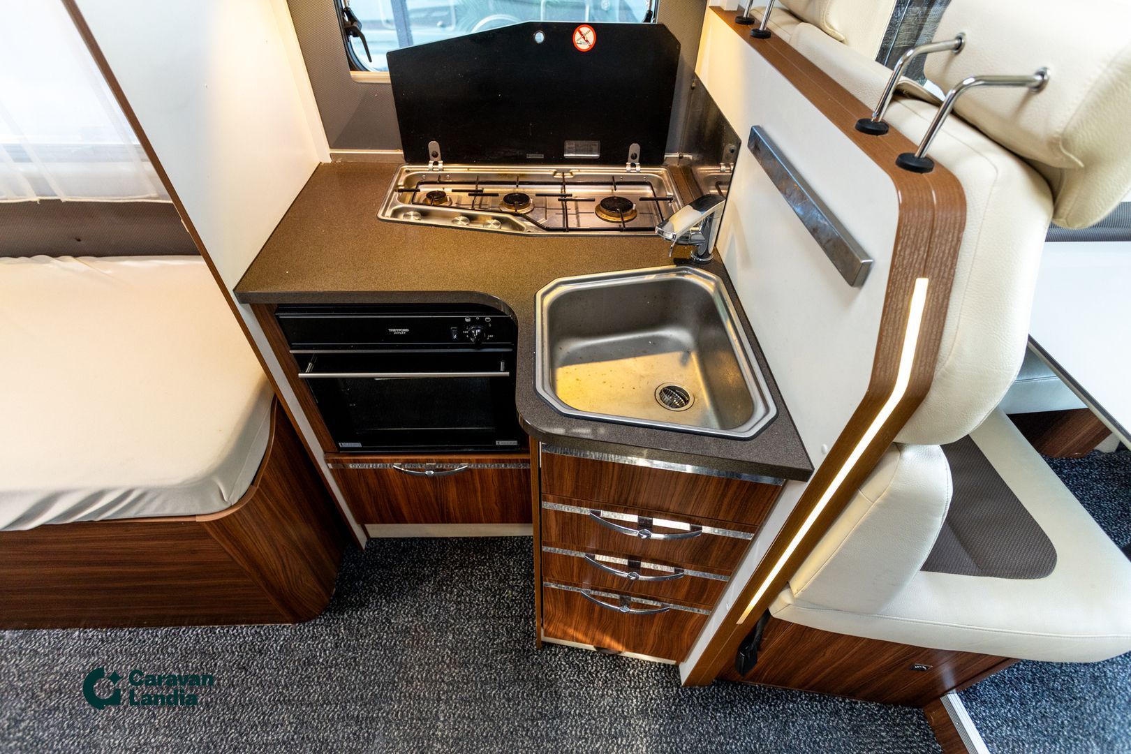 Kuva 11, Adria Matrix M 670 SLT 2.3 Mjet 150hv ** TRUMA (KAASU/SÄHKÖ), ERILLISVUOTEET, HUBBET LASKUVUODE **