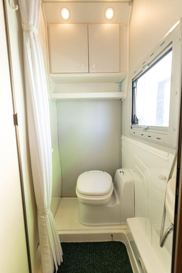 Kuva 14, Weinsberg Imperiale 670 MD 2.8 JTD 128hv ** TRUMA, VASTAKKAINEN ISTUINRYHMÄ, PITKITTÄINEN PARIVUODE **