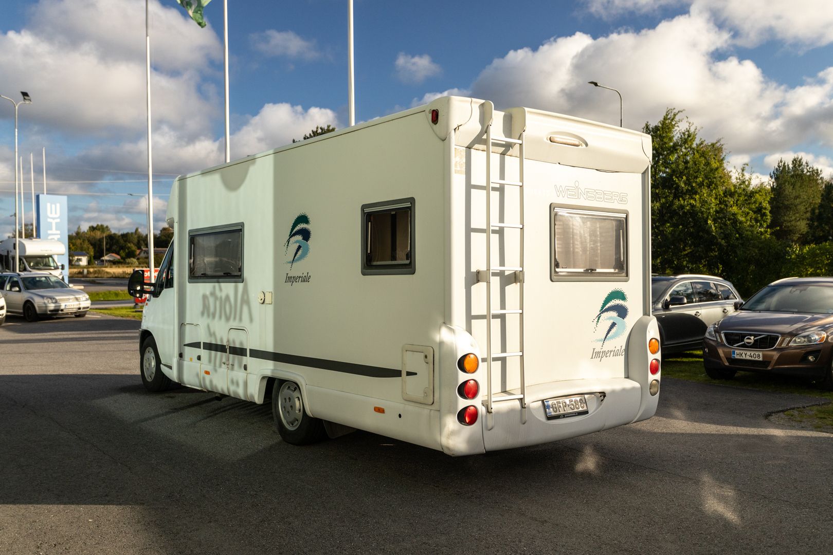 Kuva 3, Weinsberg Imperiale 670 MD 2.8 JTD 128hv ** TRUMA, VASTAKKAINEN ISTUINRYHMÄ, PITKITTÄINEN PARIVUODE **