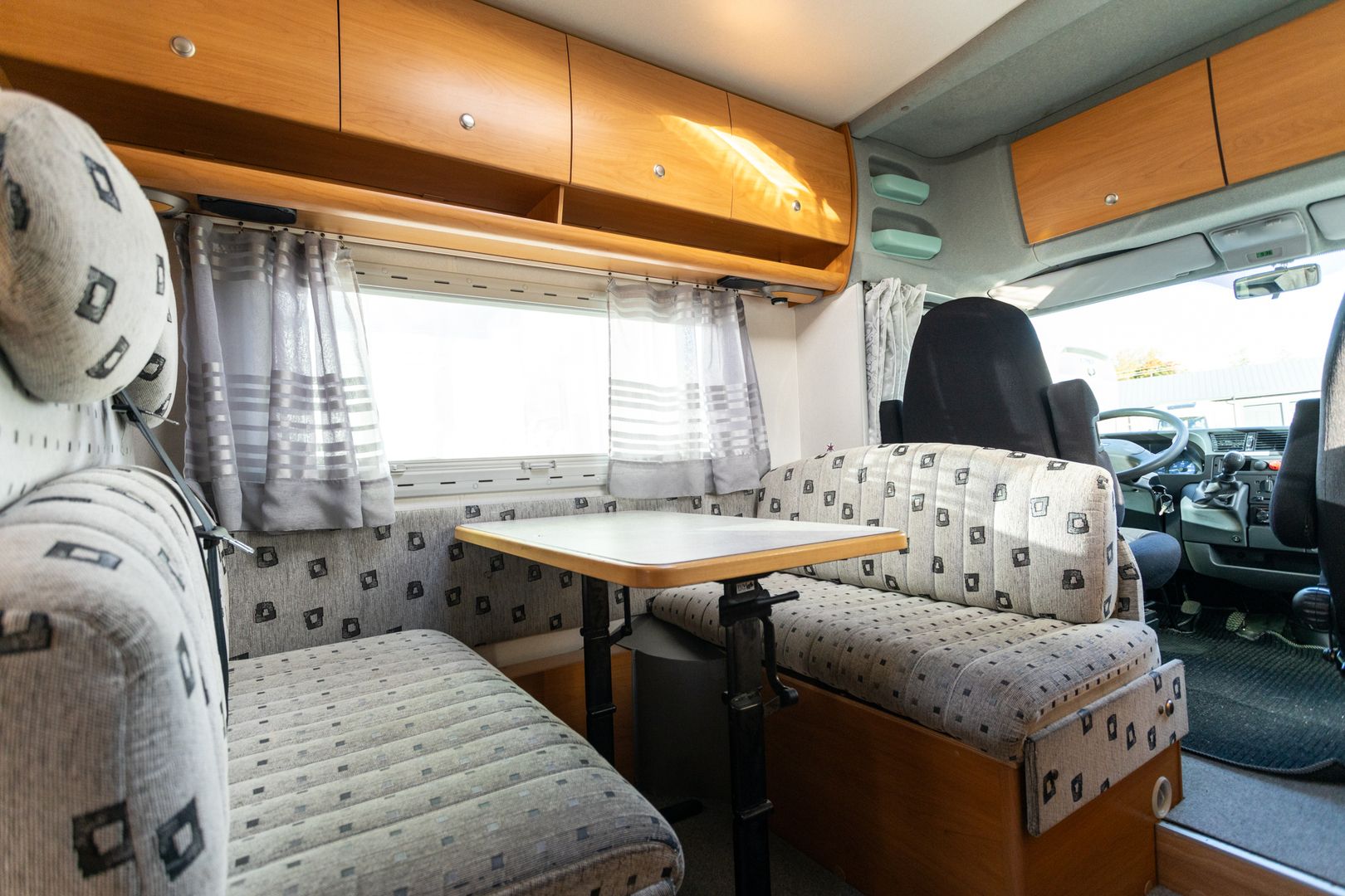 Kuva 8, Weinsberg Imperiale 670 MD 2.8 JTD 128hv ** TRUMA, VASTAKKAINEN ISTUINRYHMÄ, PITKITTÄINEN PARIVUODE **