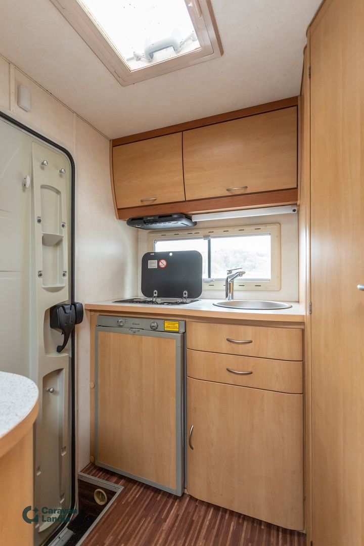 Kuva 9, Eura Mobil PA 580 LS 2.2 TDCi 130hv ** TRUMA-SÄHKÖPATRUUNA, ISO-PÖYTÄRYHMÄ, MARKIISI **