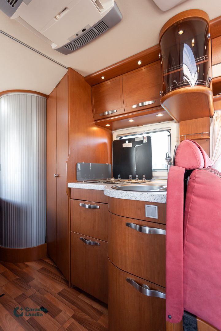Kuva 8, Hymer B 554 ** TRUMA, HIEROVA SÄNKY, HUBBET-YLÄVUODE, MARKIISI **