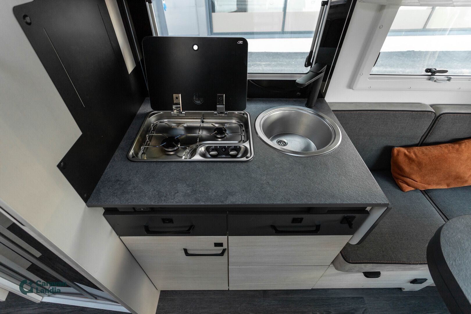 Kuva 10, Challenger 328 Graphite Ultimate 2.0 EcoBlue 170hv ** DIESEL-KESKUSLÄMMITYS, SAAREKEVUODE, SÄHKÖ-HUBBET, AURINKOPANEELI **