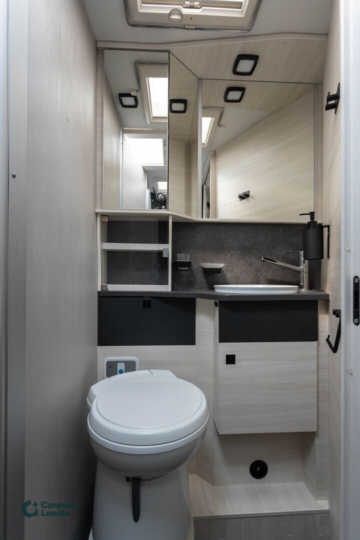 Kuva 11, Challenger 328 Graphite Ultimate 2.0 EcoBlue 170hv ** DIESEL-KESKUSLÄMMITYS, SAAREKEVUODE, SÄHKÖ-HUBBET, AURINKOPANEELI **