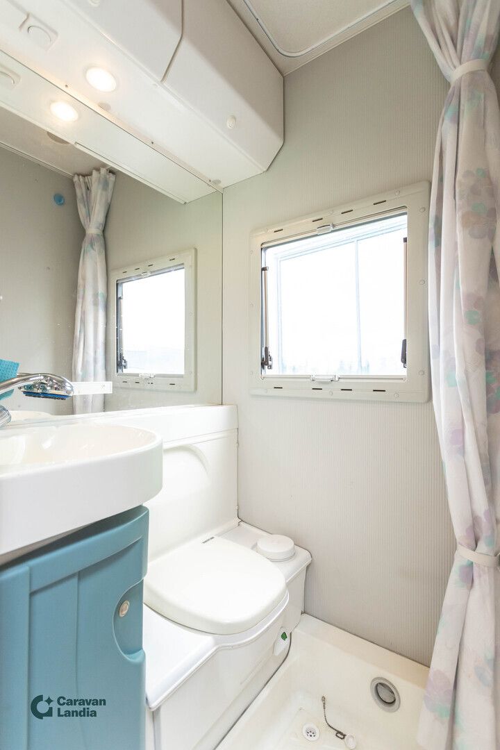 Kuva 11, Knaus Traveller 511 2.8 idTD ** TRUMA, ISO-PÖYTÄRYHMÄ, MARKIISI **