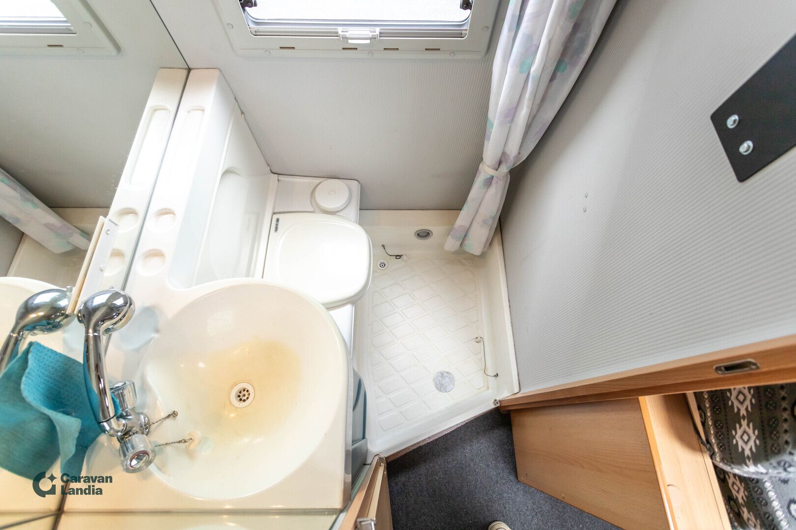 Kuva 11, Knaus Traveller 511 2.8 idTD ** TRUMA, ISO-PÖYTÄRYHMÄ, MARKIISI **