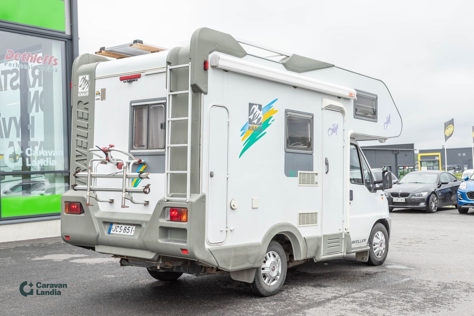 Kuva 2, Knaus Traveller 511 2.8 idTD ** TRUMA, ISO-PÖYTÄRYHMÄ, MARKIISI **
