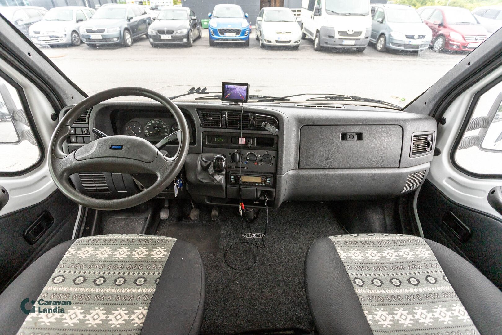 Kuva 5, Knaus Traveller 511 2.8 idTD ** TRUMA, ISO-PÖYTÄRYHMÄ, MARKIISI **