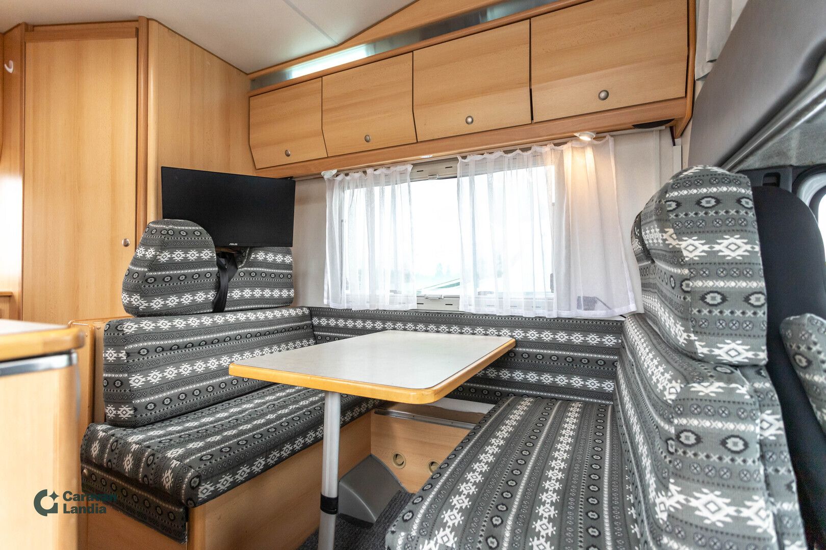 Kuva 7, Knaus Traveller 511 2.8 idTD ** TRUMA, ISO-PÖYTÄRYHMÄ, MARKIISI **