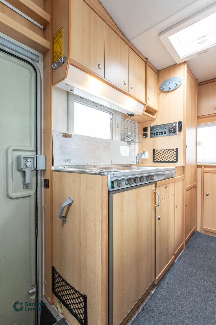 Kuva 8, Knaus Traveller 511 2.8 idTD ** TRUMA, ISO-PÖYTÄRYHMÄ, MARKIISI **