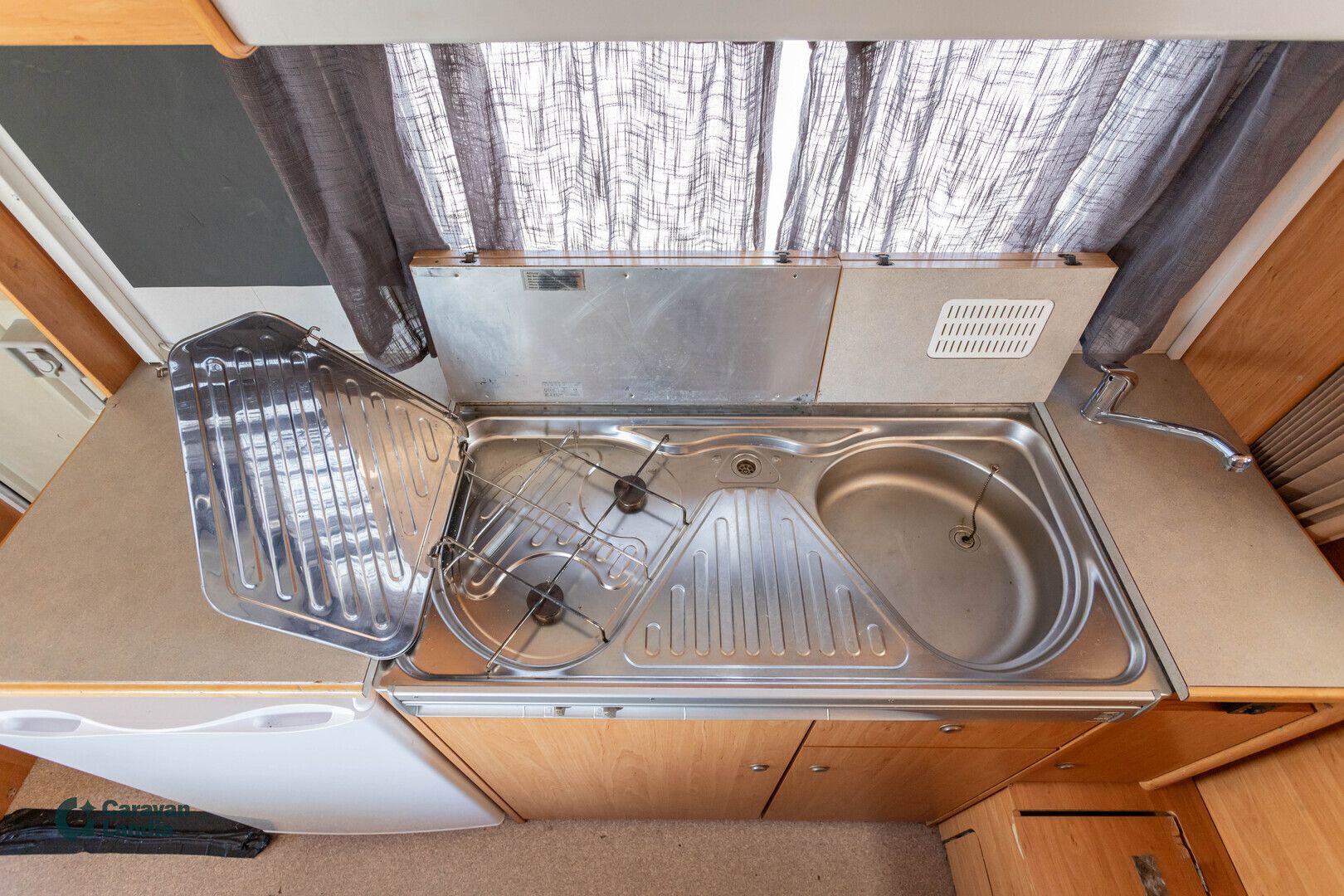 Knaus Traveller C 685 HF 2.8 TDI 120hv ** TRUMA, PARIVUODE, ILMASTOINTI, ISO-PÖYTÄRYHMÄ, MARKIISI **, kuva 10